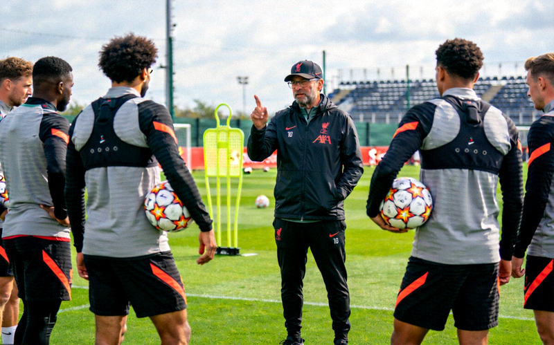 克洛普在利物浦训练场指导球员的训练场景